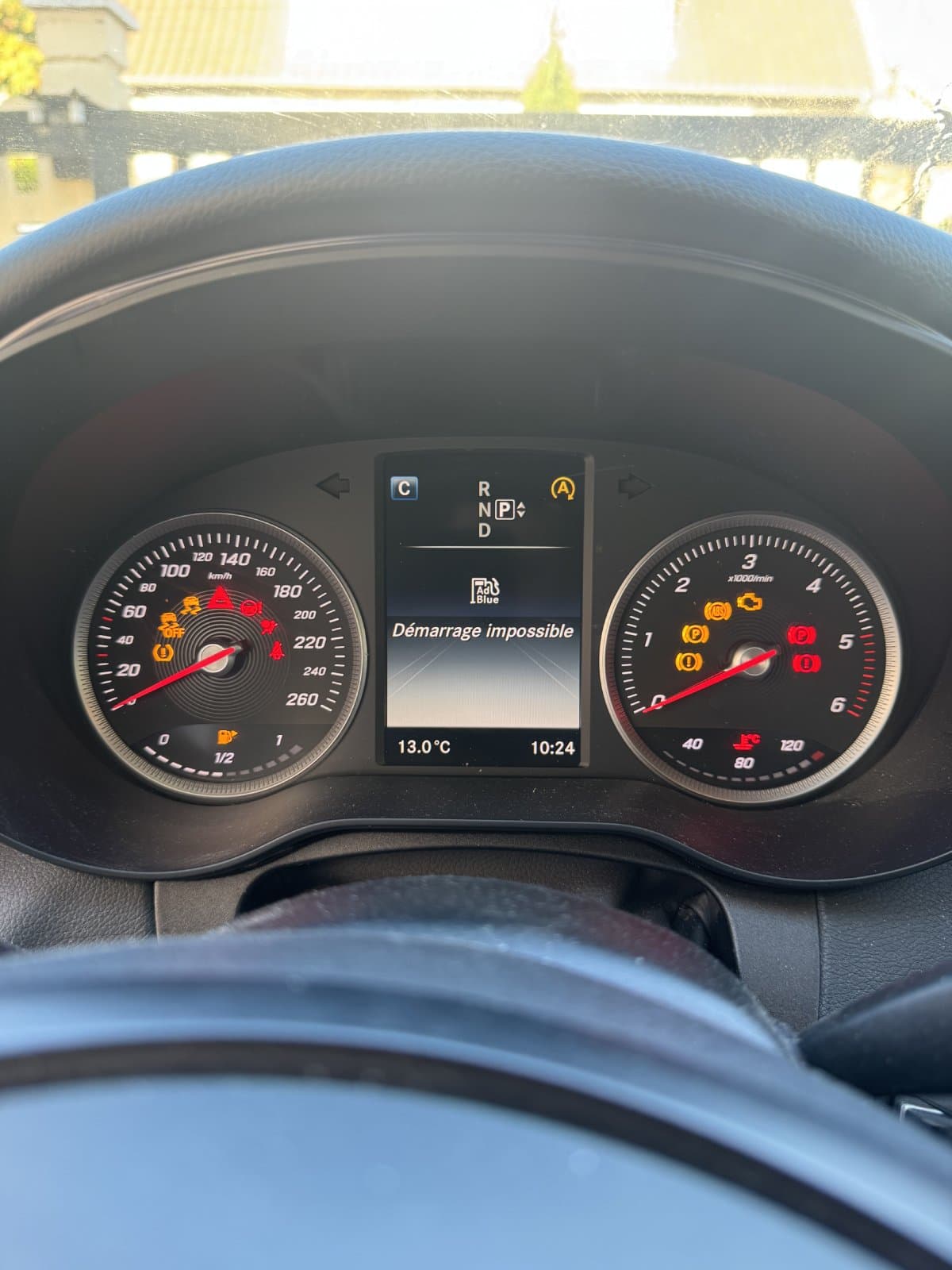 Tableau de bord Mercedes C220 CDI affichant 'Démarrage impossible' - Erreur AdBlue