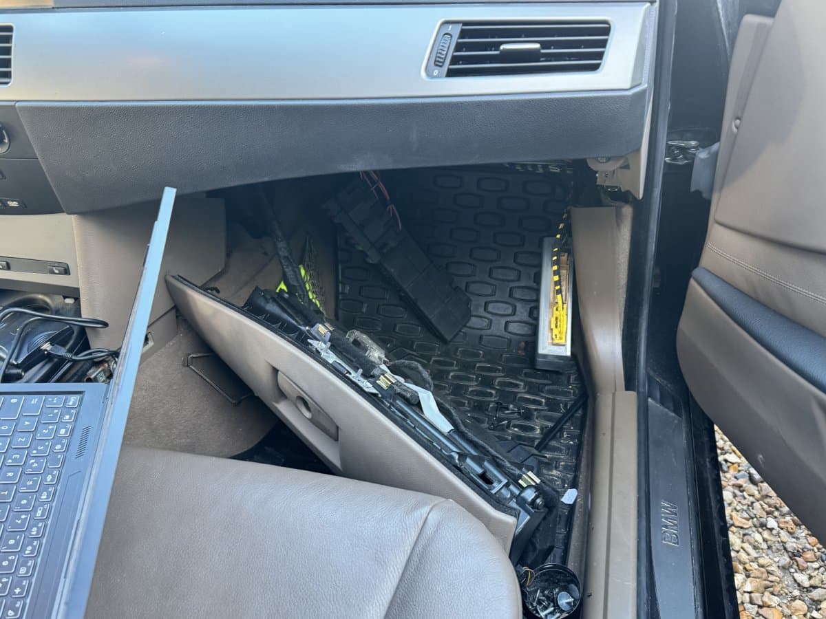 Dépose du calculateur SGM sous le tableau de bord BMW E60