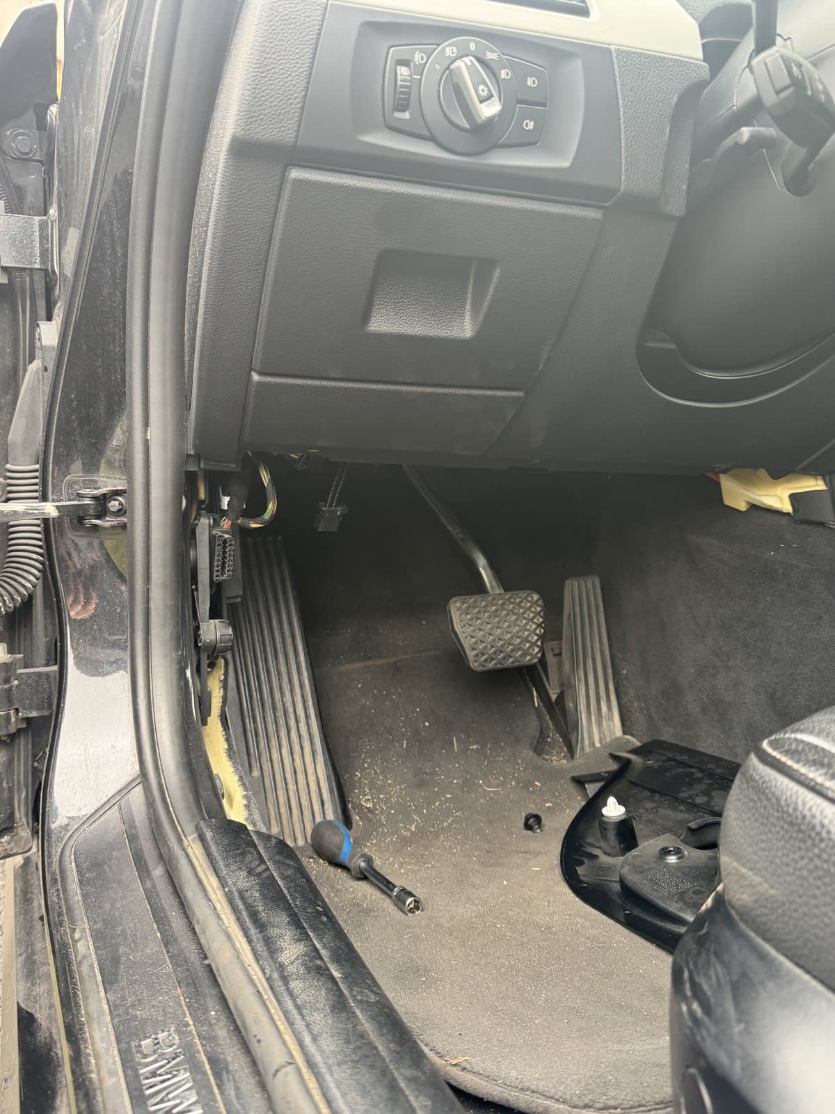 Localisation et démontage du boîtier FRM BMW Série 3 E90