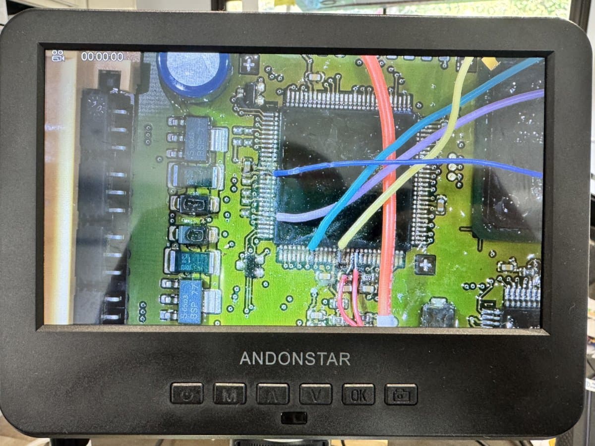 Contrôle des plots de connexion au microscope électronique