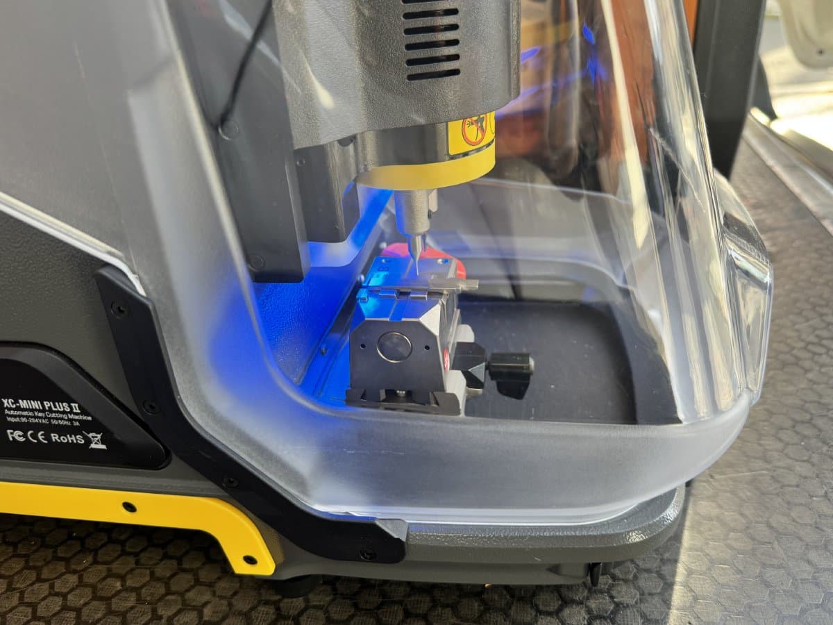 Taillage de la clé VW Golf 4 sur machine Xhorse XC-Mini Plus II