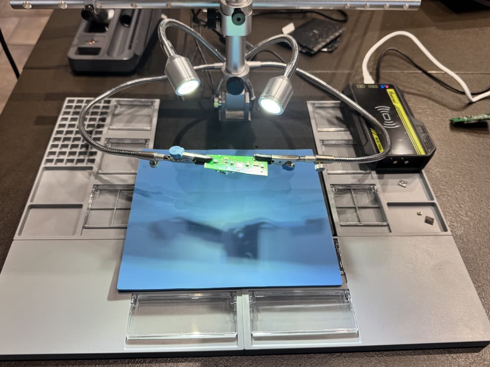 Circuit électronique après dessoudage du processeur Borkum défectueux