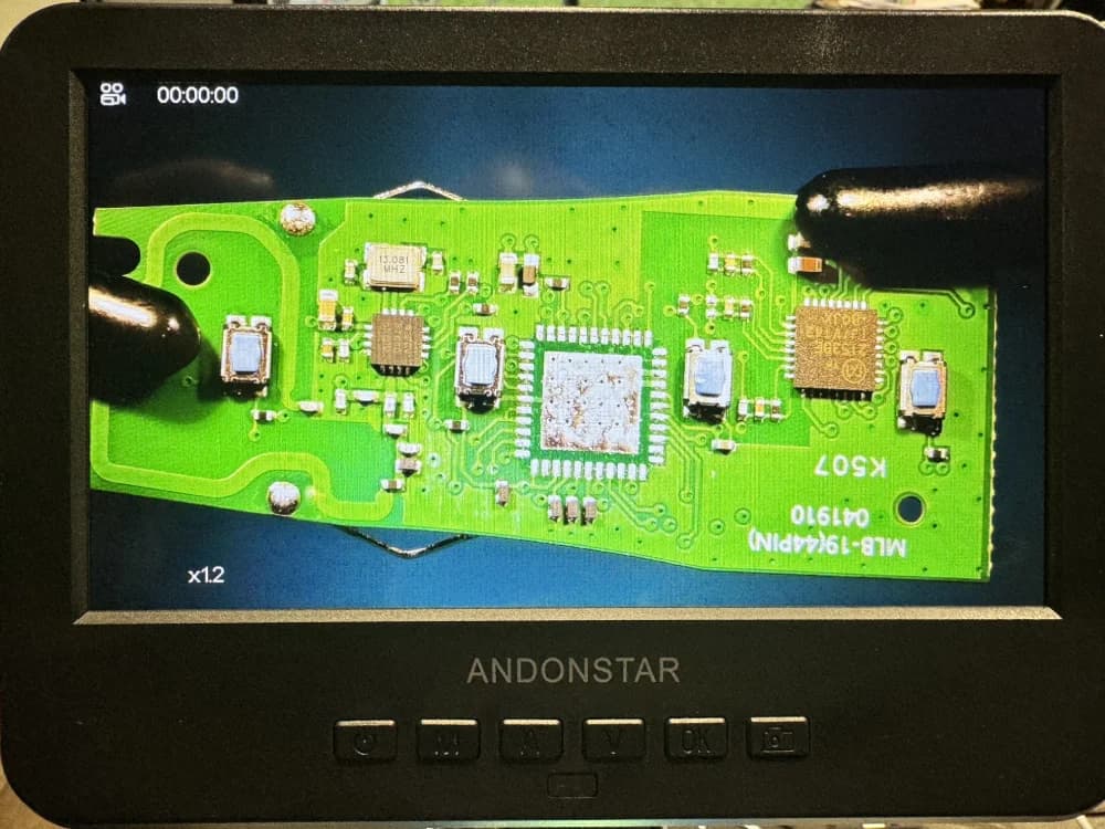 Contrôle qualité au microscope des soudures du nouveau processeur
